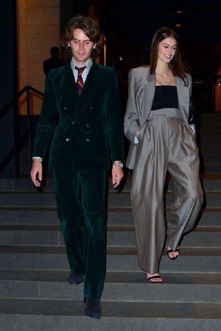 当地时间4月7日，Kaia Gerber 在纽约离开Marc Jacobs 婚礼派对的街拍，身穿的是Marc Jacobs 2019春夏系列套装-街拍look