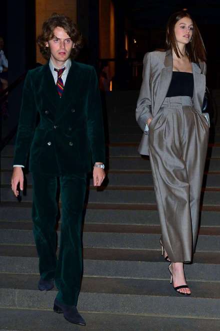 当地时间4月7日，Kaia Gerber 在纽约离开Marc Jacobs 婚礼派对的街拍，身穿的是Marc Jacobs 2019春夏系列套装-街拍look