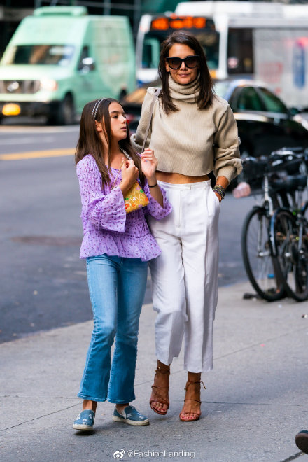 Suri Cruise苏瑞·克鲁斯和妈妈Katie Holmes凯蒂·霍尔姆斯现身纽约街头-街拍look