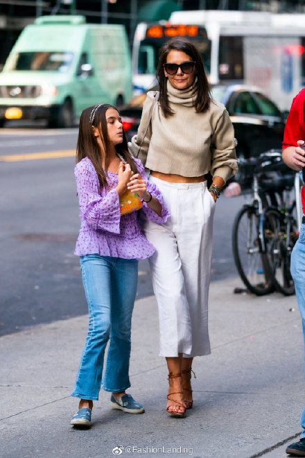 Suri Cruise苏瑞·克鲁斯和妈妈Katie Holmes凯蒂·霍尔姆斯现身纽约街头-街拍look