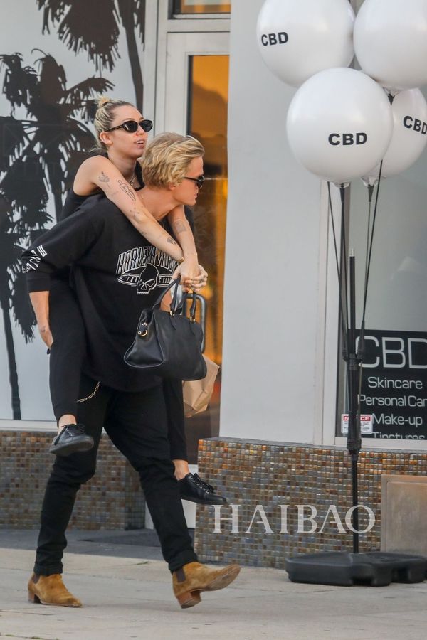 麦莉·赛勒斯 (Miley Cyrus) 和男友在洛杉矶出街-街拍look