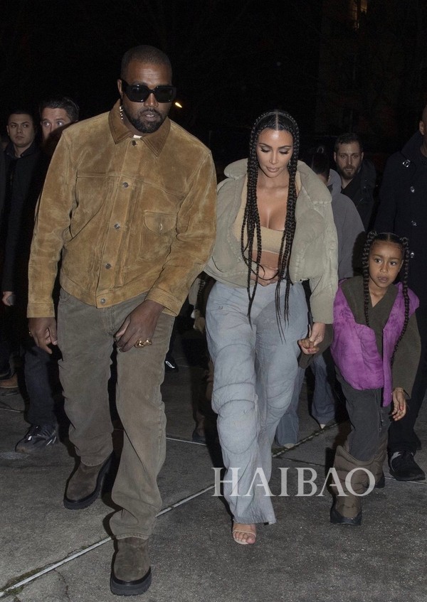 坎耶·韦斯特 (Kanye West) ,金·卡戴珊 (Kim Kardashian) 和女儿巴黎出街-街拍look