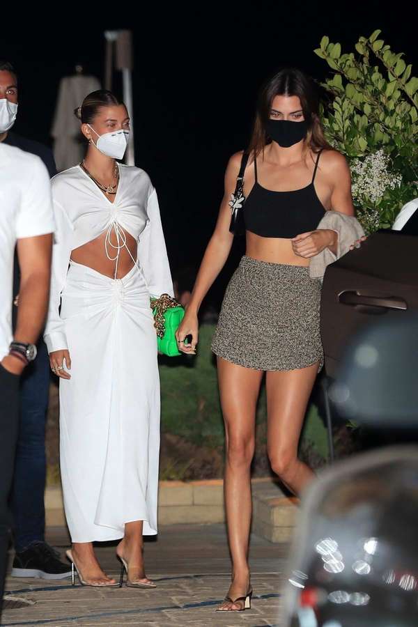 Kendall Jenner和Hailey Bieber 溢出屏幕的长腿-街拍look