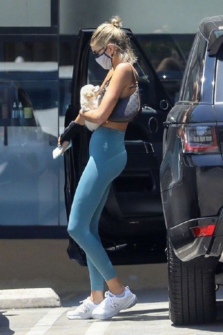 Kaia Gerber抱着她的爱犬在洛杉矶外出上健身课的街拍~-街拍look